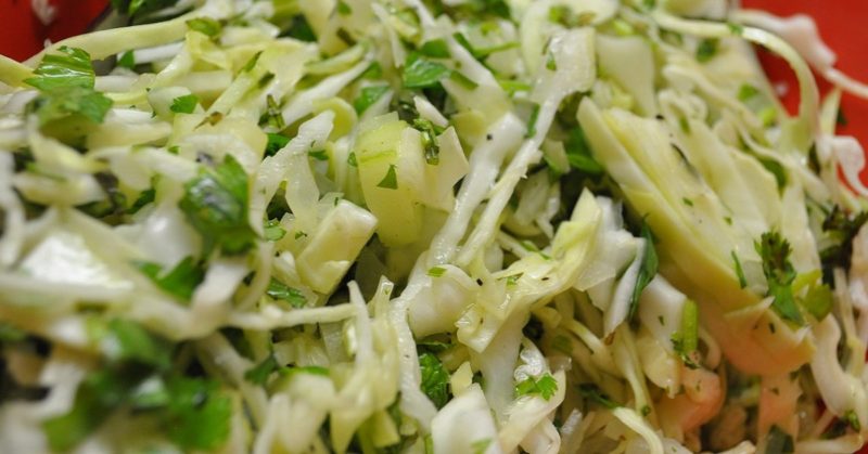 Салат из капусты и кукурузы
