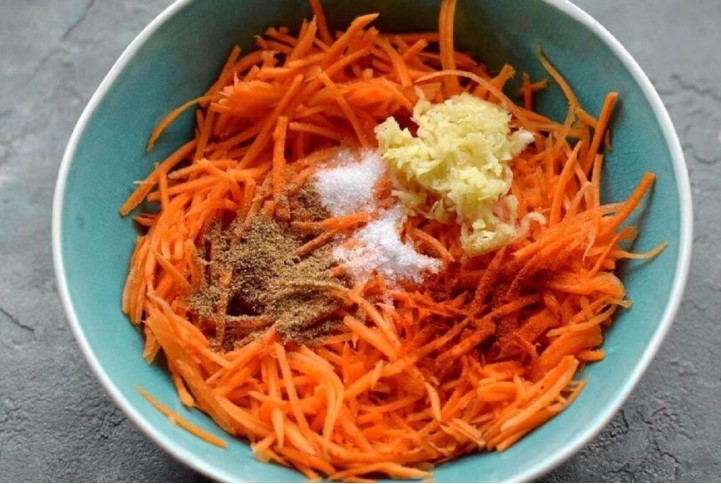 Вкусный салат с корейской морковью. Это сытная и очень интересная закуска